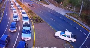 Plan piloto para evitar “tacos” en Pucón recibe más apoyo para descongestión de ingreso a la comuna