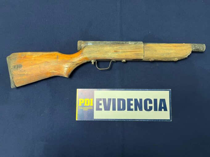 Encuentran escopeta hechiza al interior de una faena forestal en Los Sauces