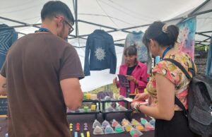 Realizan campaña contra la violencia en el pololeo en costanera y playa Pucara de Villarrica