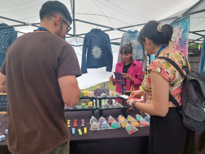 Realizan campaña contra la violencia en el pololeo en costanera y playa Pucara de Villarrica