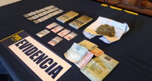Detienen a hombre y mujer en Gorbea: vendían drogas y enfrentan cargos por amenazas