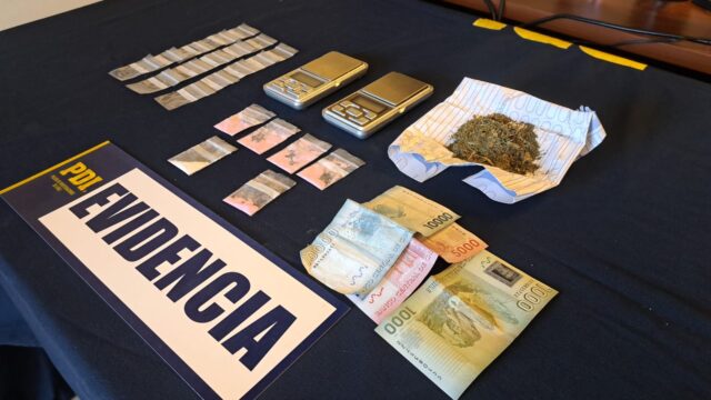 Detienen a hombre y mujer en Gorbea: vendían drogas y enfrentan cargos por amenazas