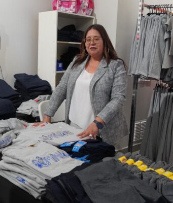 Alianza público privada entre municipio local y Lov Pitrufquén abre la primera feria escolar en centro comercial