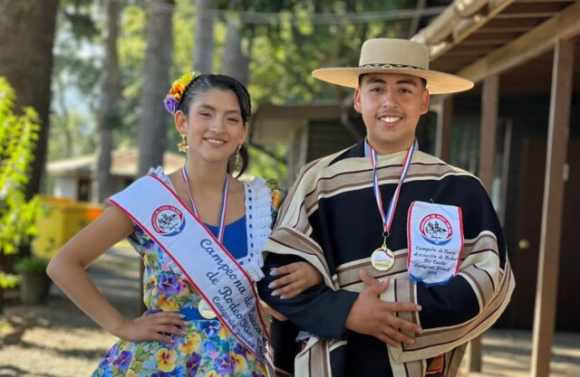 Jóvenes de Freire se coronan campeones juveniles de cueca y organizan bingo bailable para representar a la región en el nacional