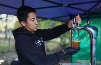 “Mi Kombucha”: emprendedor de Freire impulsa bebida probiótica y sin alcohol desde el lago Budi