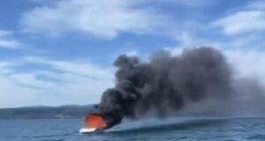 Investigan incendio y hundimiento de embarcación en el lago Villarrica