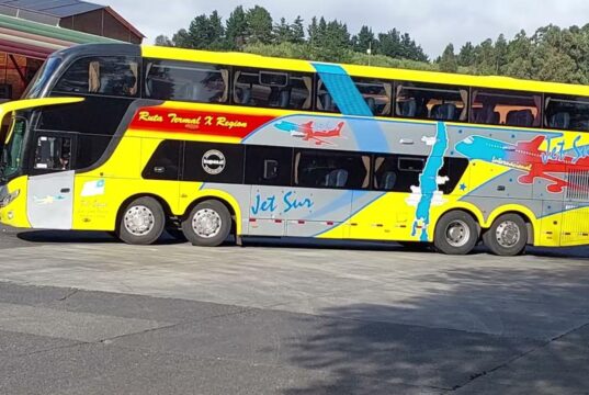 Usuarios acusan reiterados atrasos de buses Jetsur y llaman a denunciar ante el SERNAC: más de cuatro horas en servicio Pitrufquén–Santiago