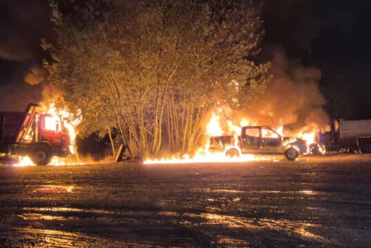 Ataque incendiario deja cuatro vehículos destruidos en Lautaro: perdidas superan los $200 millones