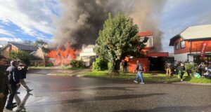 Municipio de Villarrica compromete ayuda a familias afectadas por incendio que involucró 4 viviendas
