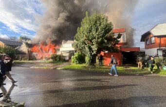 Municipio de Villarrica compromete ayuda a familias afectadas por incendio que involucró 4 viviendas