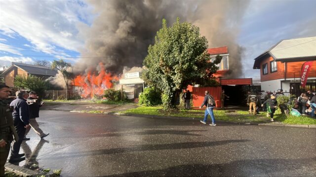 Municipio de Villarrica compromete ayuda a familias afectadas por incendio que involucró 4 viviendas