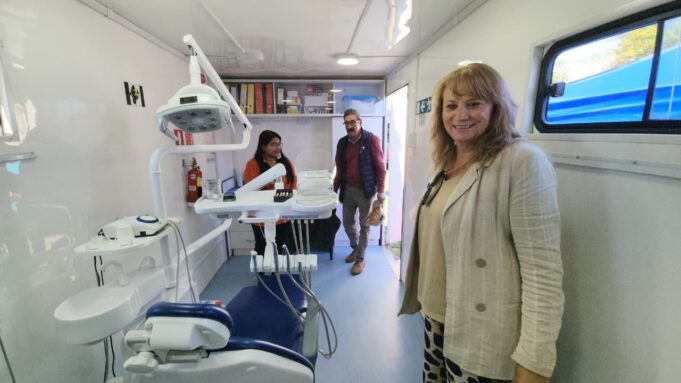 Alcaldesa de Pitrufquén inauguró clínica dental móvil en posta de Millahuin para sector rural cordillera