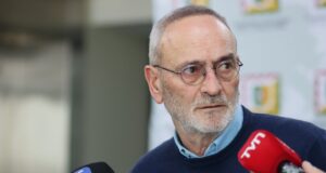 Gobernador Saffirio anuncia que gestionará financiamiento regional para destrabar plan de descontaminación del lago Villarrica