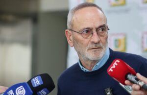 Gobernador Saffirio anuncia que gestionará financiamiento regional para destrabar plan de descontaminación del lago Villarrica