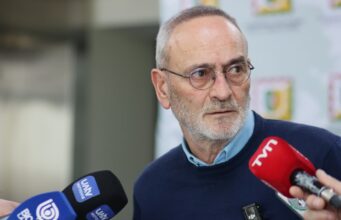 Gobernador Saffirio anuncia que gestionará financiamiento regional para destrabar plan de descontaminación del lago Villarrica