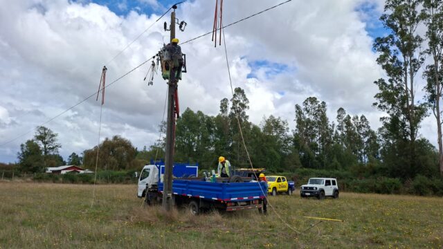 Gran despliegue de Frontel por mejoramientos de redes eléctricas del Sector Mahuidache de Freire
