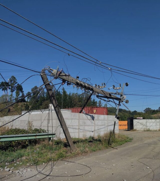 Frontel recuperó el 99% del servicio de vecinos de Lautaro tras choque a poste esta mañana