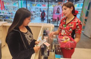 Cesfam Pitrufquén desarrolló operativo de promoción y prevención en salud en el marco del día de la mujer en centro comercial
