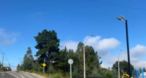 Villa La Ribera de Pitrufquén inaugura nuevas luminarias solares que mejoran la seguridad del sector