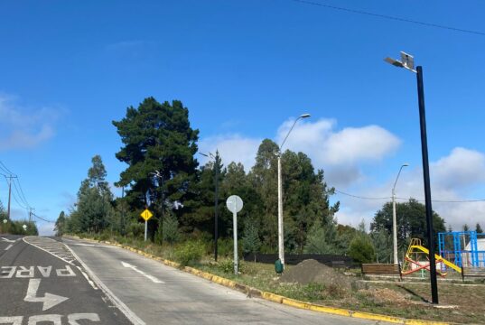 Villa La Ribera de Pitrufquén inaugura nuevas luminarias solares que mejoran la seguridad del sector