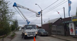 Trabajo conjunto entre municipios permite ejecutar operativos de mejora en alumbrado público en Pitrufquén