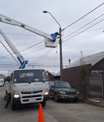 Trabajo conjunto entre municipios permite ejecutar operativos de mejora en alumbrado público en Pitrufquén