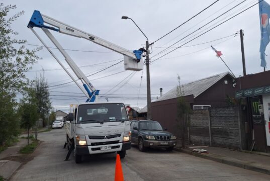 Trabajo conjunto entre municipios permite ejecutar operativos de mejora en alumbrado público en Pitrufquén
