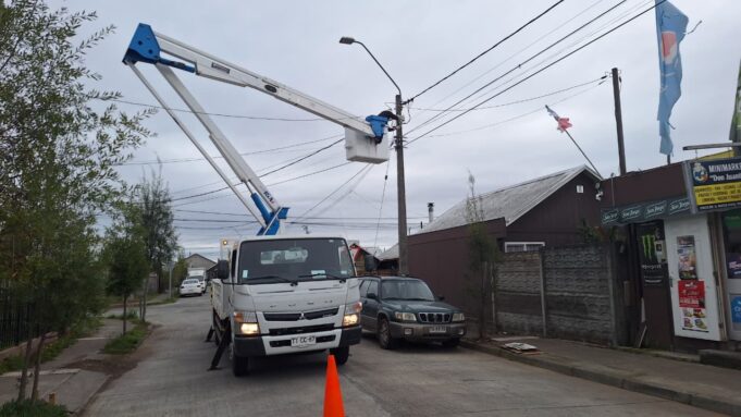 Trabajo conjunto entre municipios permite ejecutar operativos de mejora en alumbrado público en Pitrufquén