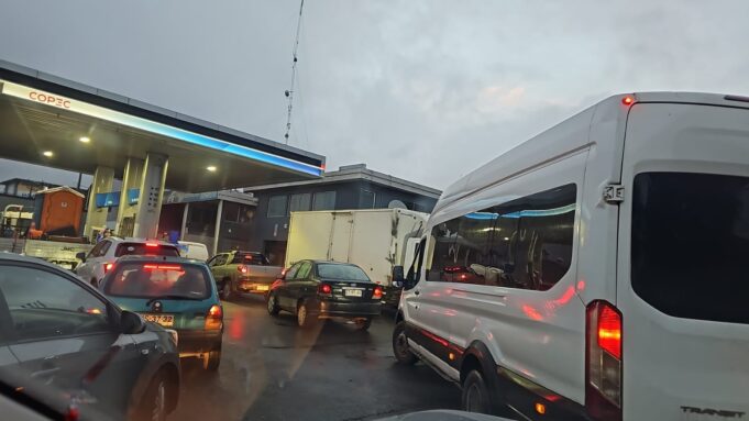 Histórica alza en combustibles desata caos en bencineras del país