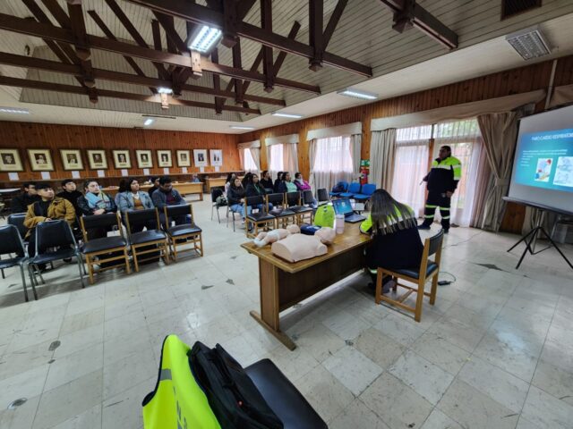 Funcionarios de la Casa de Inclusión de Freire se capacitan en RCP y uso de desfibriladores DEA