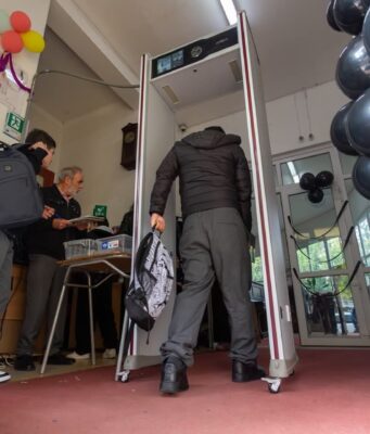 Temuco apuesta por pórticos de seguridad para fortalecer la seguridad en establecimientos municipales