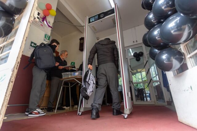 Temuco apuesta por pórticos de seguridad para fortalecer la seguridad en establecimientos municipales