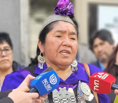 Consejera CONADI Ana Llao arremete contra Diputada Gloria Naveillan por derechos indigenas
