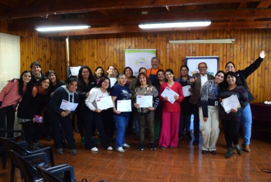 Mujeres del programa familias, seguridades y oportunidades de Villarrica cierran curso de repostería