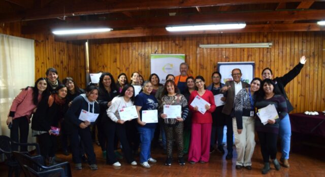 Mujeres del programa familias, seguridades y oportunidades de Villarrica cierran curso de repostería