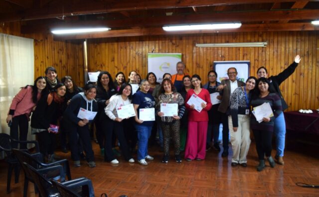 Mujeres del programa familias, seguridades y oportunidades de Villarrica cierran curso de repostería