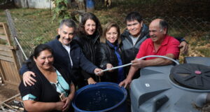 Familias de Padre Las Casas adquirieron 25 sistemas recolectores de aguas lluvias
