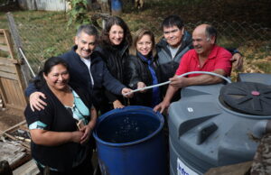 Familias de Padre Las Casas adquirieron 25 sistemas recolectores de aguas lluvias