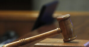 Declaran culpable a ex juez de Villarrica por delitos sexuales contra un menor