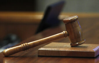 Declaran culpable a ex juez de Villarrica por delitos sexuales contra un menor