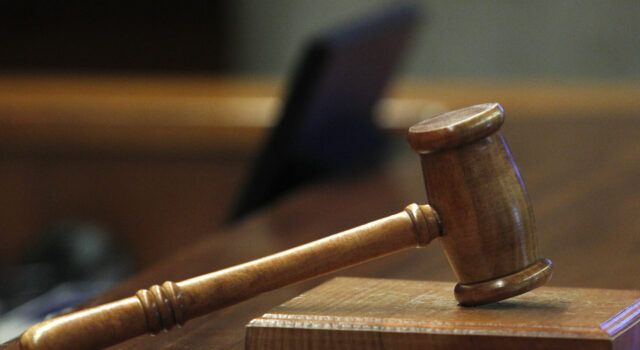 Declaran culpable a ex juez de Villarrica por delitos sexuales contra un menor