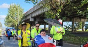 “Estamos contra el tiempo”: joven con Duchenne pasó por Pitrufquén en su travesía solidaria