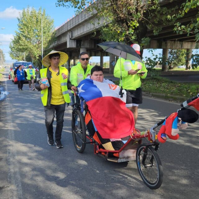 “Estamos contra el tiempo”: joven con Duchenne pasó por Pitrufquén en su travesía solidaria