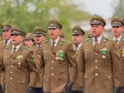 Bajo la lluvia, carabineros de Pitrufquén iza su bandera en el aniversario número 99