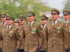 Bajo la lluvia, carabineros de Pitrufquén iza su bandera en el aniversario número 99