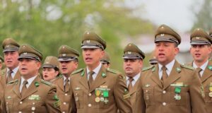 Bajo la lluvia, carabineros de Pitrufquén iza su bandera en el aniversario número 99