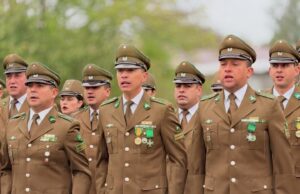 Bajo la lluvia, carabineros de Pitrufquén iza su bandera en el aniversario número 99