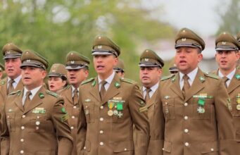 Bajo la lluvia, carabineros de Pitrufquén iza su bandera en el aniversario número 99