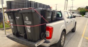 Municipio de Pitrufquén reparte cientos de contenedores de basura a juntas vecinales