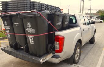 Municipio de Pitrufquén reparte cientos de contenedores de basura a juntas vecinales